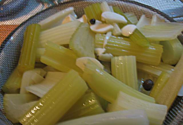 1. Этап. Маринованный сельдерей: 4. Достаем из маринада, и обсушиваем полотенцем.