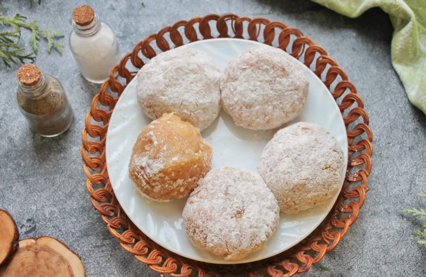 1. Этап. Куриные биточки в духовке с подливкой: Разделите фарш на одинаковые части и сформируйте биточки. Запанируйте их в муке.