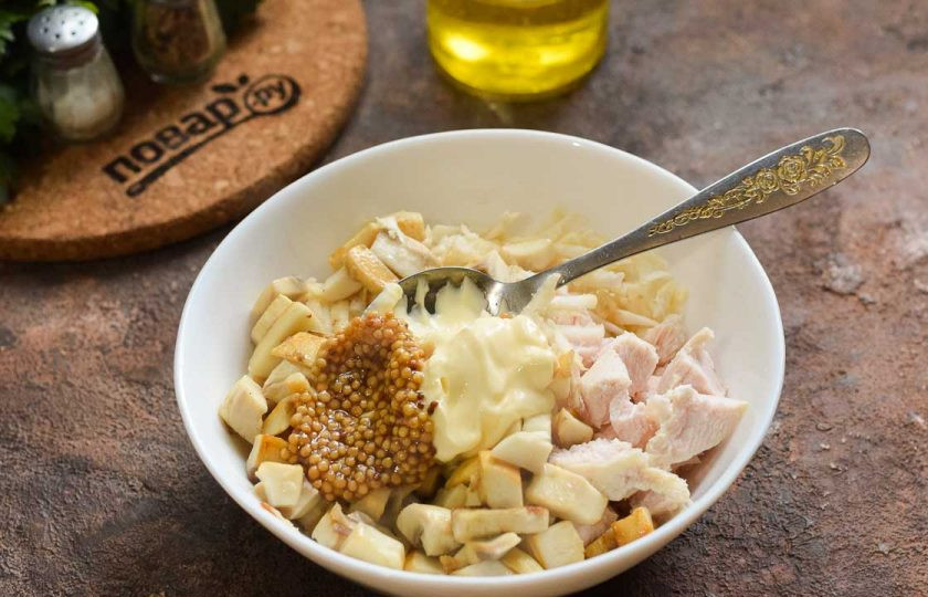 1. Этап. Салат из курицы, грибов и сельдерея: Сложите салат в тарелку, добавьте майонез и горчицу, соль и перец, перемешайте, подавайте к столу.