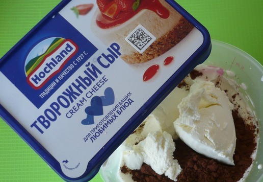 1. Этап. Леопардовый тирамису: Приготовим крем для торта. Взбейте сливки 33%. Затем во взбитые сливки добавьте творожный сыр, сахарную пудру и 7 столовых ложек какао-порошка. Все хорошо взбейте с помощью миксера.