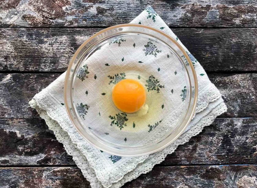 1. Этап. Кекс за 2 минуты в микроволновке: В сухую миску вбейте яйцо.