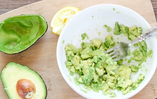 1. Этап. Тост с индейкой и авокадо: 1. Половину авокадо разомните вилкой, добавьте сок лимона и перемешайте.