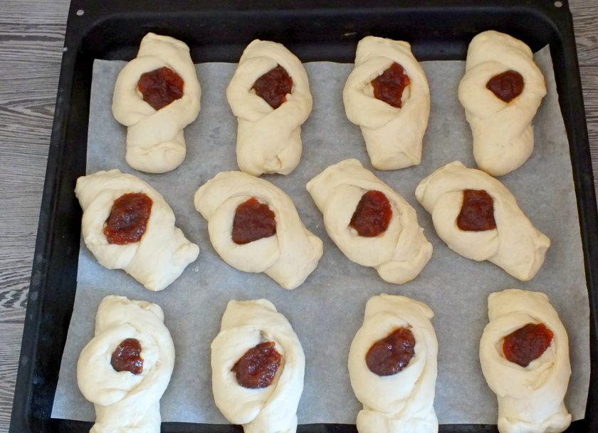 1. Этап. Бабушкины булочки: Подготовленные булочки выложите на противень. Оставьте на 10 минут. За это время разогрейте духовку до 180 градусов. Перед тем как поставить булочки духовку, смажьте желтком. Выпекайте 25-30 минут.