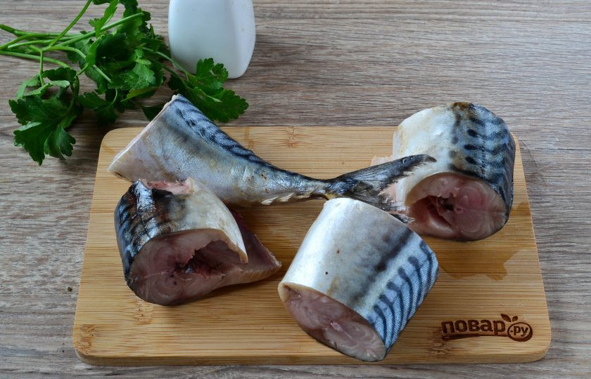 1. Этап. Запеченная скумбрия с луком и лимоном: 2. Разрежьте скумбрию на 3-4 части, зависимо от размеры рыбины.