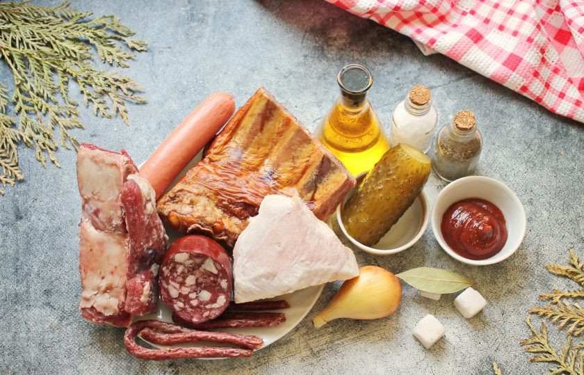 1. Этап. Солянка Московская: Подготовьте все необходимые ингредиенты для приготовления солянки 