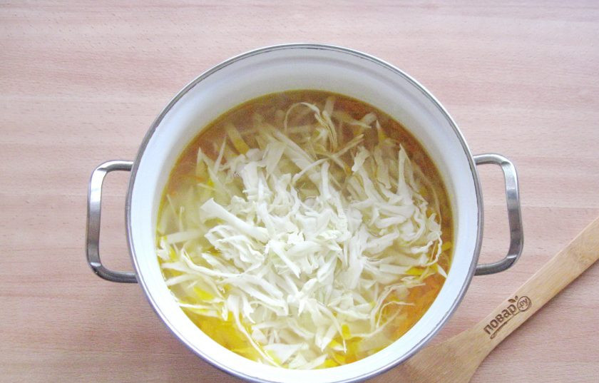 1. Этап. Щи из свежей капусты без зажарки: Когда картофель, лук и морковь будут на стадии полуготовности, выложите в щи нарезанную капусту.