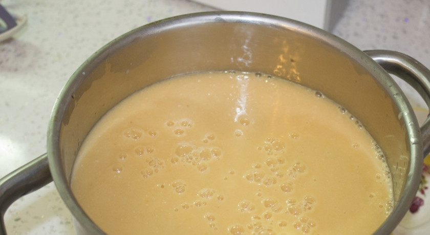 1. Этап. Суп-пюре из фасоли: 7. Насыпать немного зиры и еще раз взбить. В этот суп можно добавить немного сливок, тогда его следует еще раз отправить на плиту и довести до кипения. Легкий и вкусный суп-пюре из фасоли в домашних условиях готов и его можно подавать к столу.