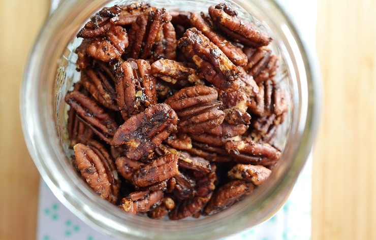 1. Этап. Пекан с кленовым сиропом: Посыпьте корицей, морской солью и чили-порошком.