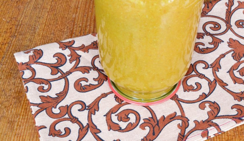 1. Этап. Вкусная икра из кабачков на зиму: Закатайте и оставьте вверх дном баночки до полного остывания.