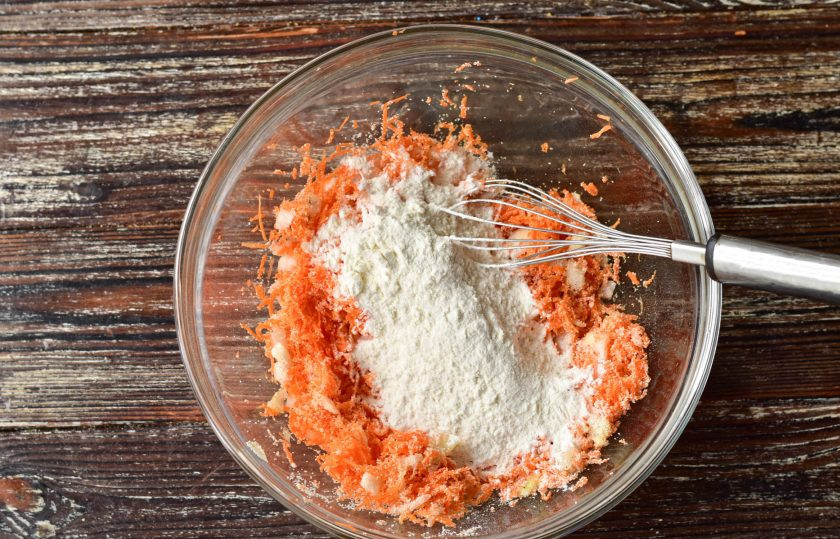 1. Этап. Постные котлеты из манки: Всыпьте муку.