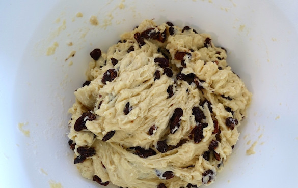 1. Этап. Булочки с изюмом в духовке: 4. Включите миксер и еще немного перемешайте, чтобы вмешать изюм.