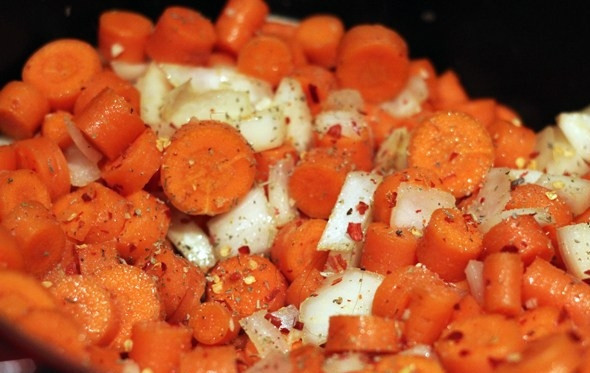 1. Этап. Суп-пюре из моркови с фрикадельками: 1. В кастрюле или на сковороде с высокими бортами разогрейте масло. Выложите нарезанную морковь, лук, чеснок. Добавьте соль, перец, итальянские травы. Томите на среднем огне, помешивая, минут 15.