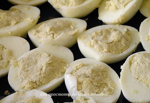 1. Этап. Закуска из яиц в красном соусе: Половинки яиц наполните полученной массой и выложите в форму для запекания, смазанную маслом.