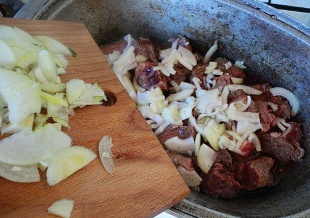 1. Этап. Баранина с тархуном: Засыпьте мясо порезанным луком.