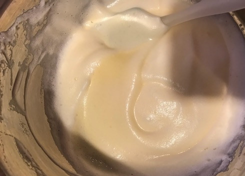 1. Этап. Воздушные яичные лепешки: 5. К белкам аккуратно, по частям, вводим желтки, смешанные с сыром и аккуратно перемешиваем, чтобы белки не опали.