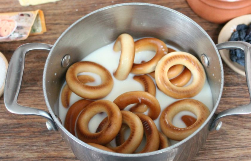 1. Этап. Ватрушки из сушек: Сушку замачиваем в теплом молоке на 10 минут.