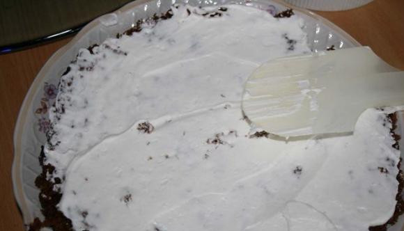 1. Этап. Торт Кучерявый мальчик: Взбиваем крем из сметаны и сахара. Намазываем кремом круглый корж.