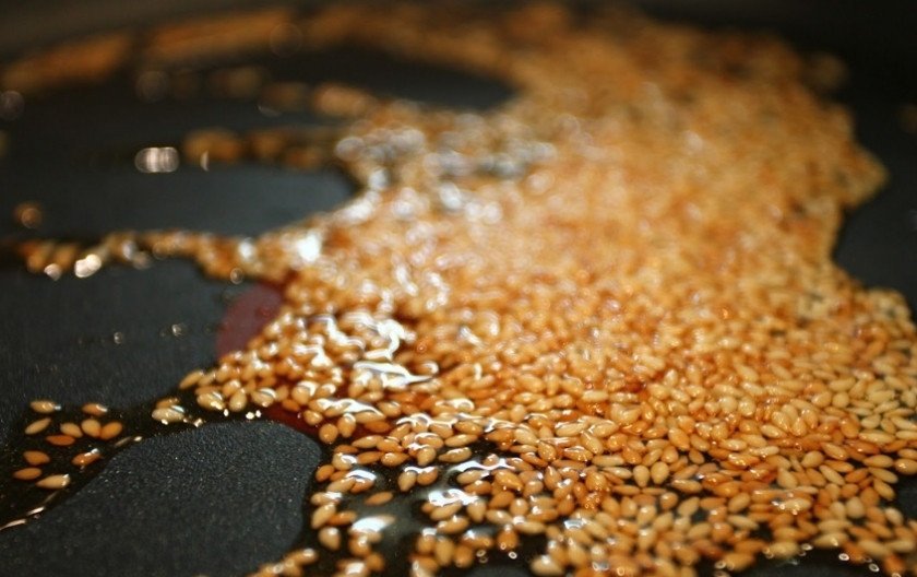 1. Этап. Лосось с имбирем: Разогрейте в сковороде масло, обжарьте в нем семена кунжута до приятного коричневого оттенка.