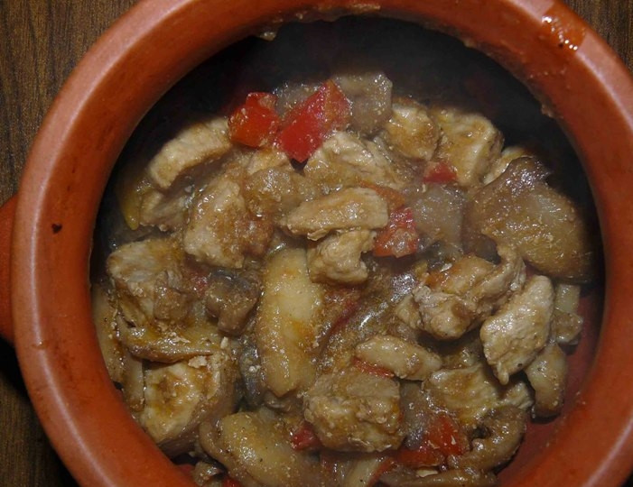 1. Этап. Свинина с фасолью в горшочках: Перекладываем содержимое сковороды в горшочек так, чтобы он был наполнен на треть.