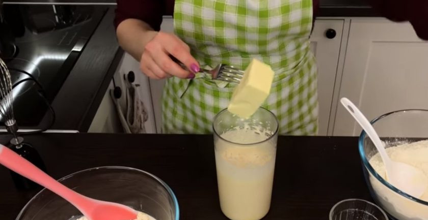 1. Этап. Рулет с черносливом и орехами в медовой корочке: 2. Постепенно добавьте 500 грамм муки и оставшееся молоко. Яйца (1 желток отложите) взбейте с сахаром в течение 3-4 минут, после чего добавьте мягкое сливочное масло и снова хорошо взбейте.