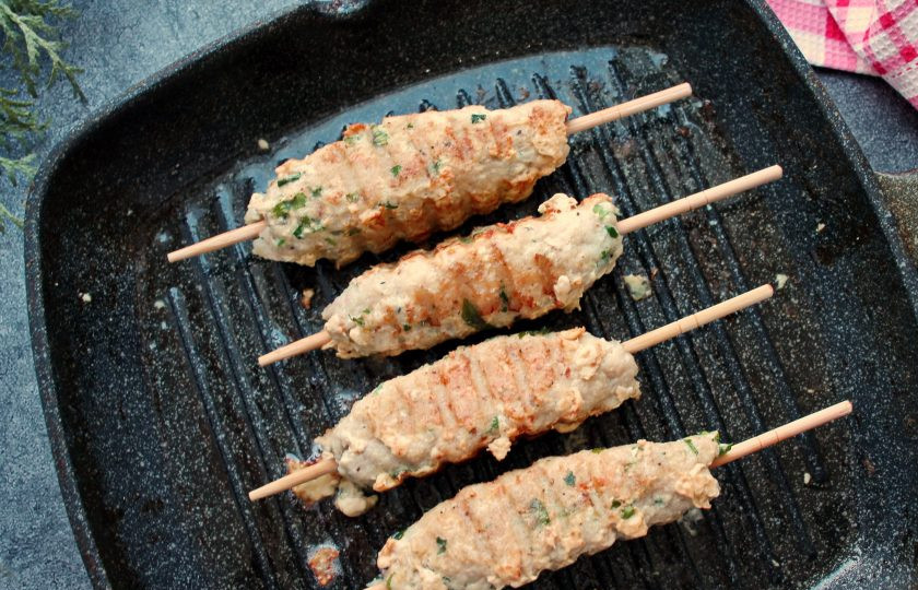 1. Этап. Люля-кебаб из щуки на сковороде-гриль: Сковороду-гриль смажьте растительным маслом и разогрейте на среднем огне. Выложите люля-кебабы и обжаривайте с четырех сторон до румяного рисунка, до готовности. Примерно по 3 минуты с каждой стороны.