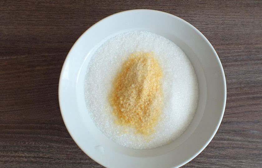 1. Этап. Варенье из сливы с желатином: В чаше смешайте сахар и желатин.