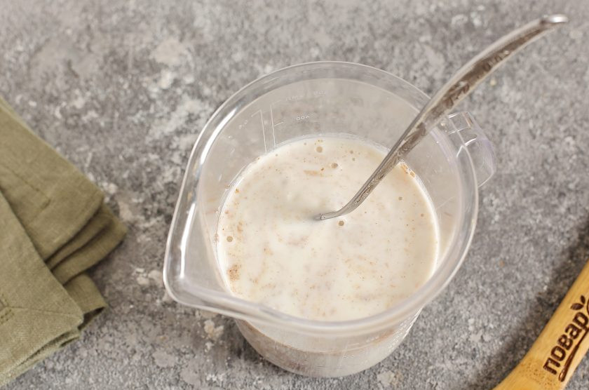 1. Этап. Лен с кефиром для похудения: Перемешайте и дайте постоять 2-3 минуты.