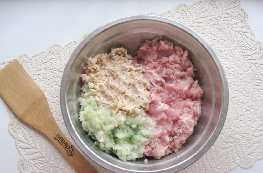 1. Этап. Ленивые голубцы в пароварке: Белую булку или батон замочите в холодной воде и отожмите. Одну луковицу очистите и помойте. Пропустите через мясорубку батон и лук. У меня было немного зеленого лука и я его тоже использовала.