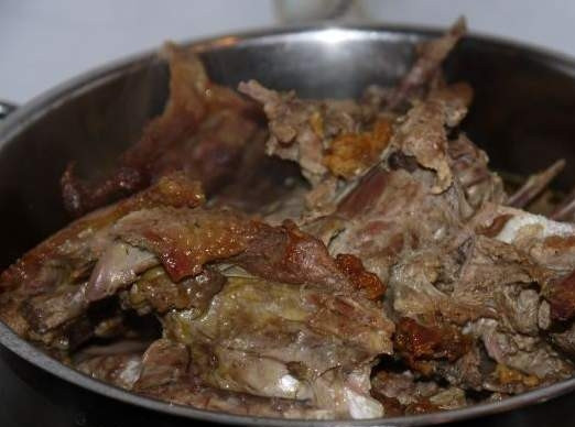 1. Этап. Плов из утки: Утку моем, разделываем на куски и обжариваем на растительном масле до румяной корочки.