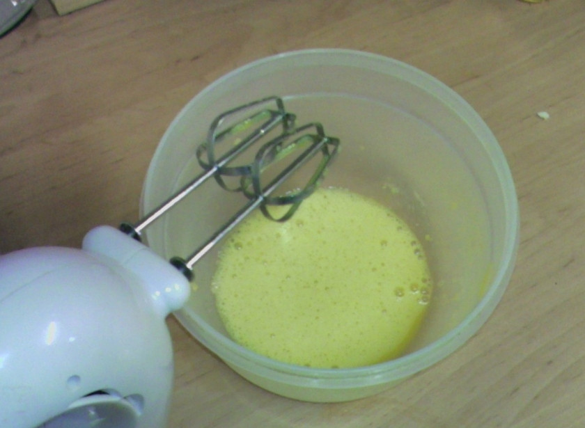 1. Этап. Отбивные в мультиварке: 4. Яйца хорошо перемешиваем с майонезом.