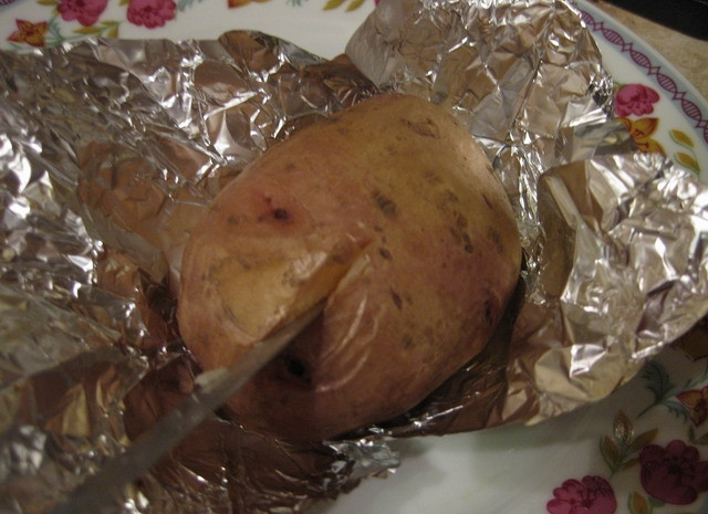 1. Этап. Картофель в фольге с сыром: Картофель аккуратно развернуть и сделать крестообразный надрез ножом. Слегка 