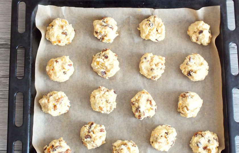 1. Этап. Мини-штоллены: Противень застелите пергаментной бумагой. Столовой ложкой выложите тесто на лист. Поставьте выпекаться в разогретую до 180 градусов духовку на 15 минут.