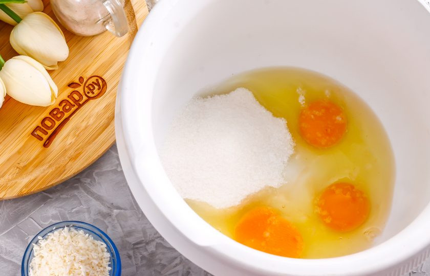 1. Этап. Кокосовый бисквит в мультиварке: Вбейте куриные яйца в чашу кухонного комбайна или миксера, всыпьте туда же сахар и соль. Взбейте все в течение 3-5 минут на самой высокой скорости техники.