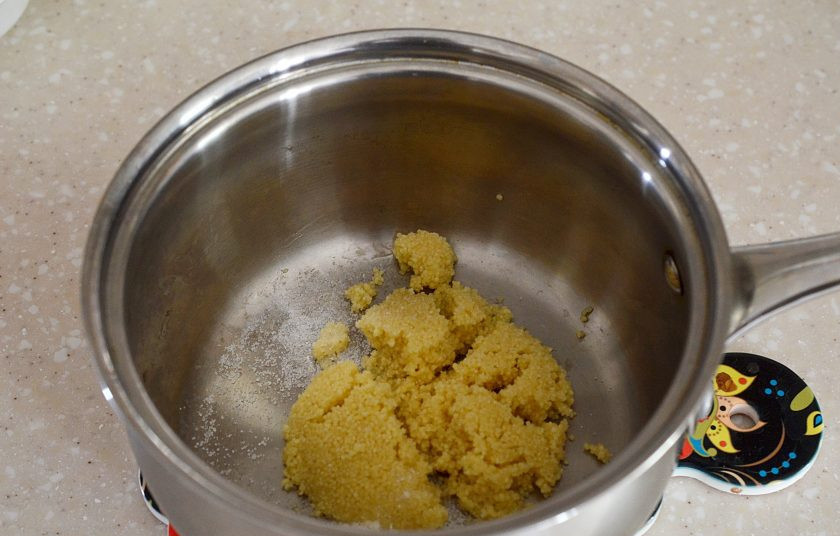 1. Этап. Жидкая пшеничная каша: Крупу промойте, выложите в сотейник. Добавьте соль, сахар.