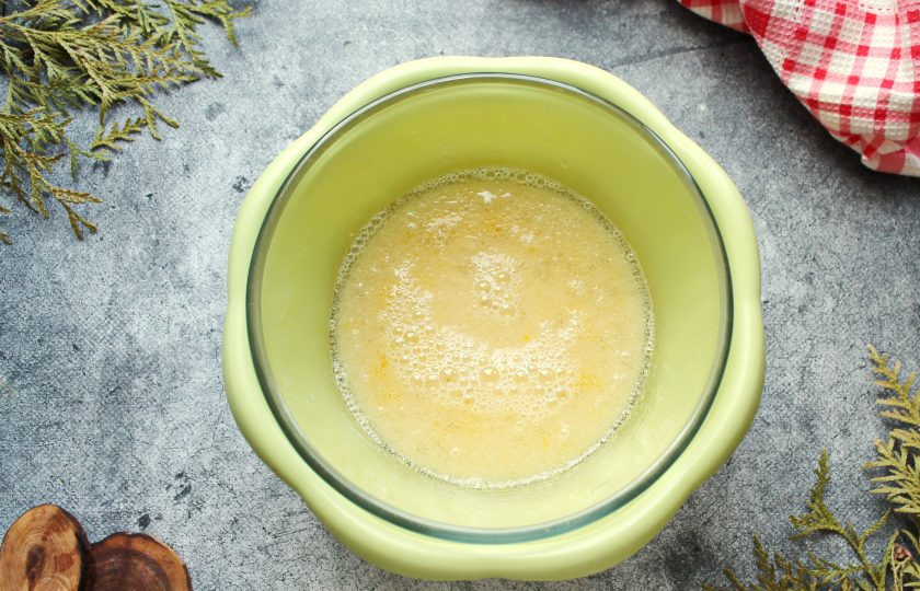 1. Этап. Пирожки с клубникой из дрожжевого теста в духовке: Влейте растительное масло и перемешайте.