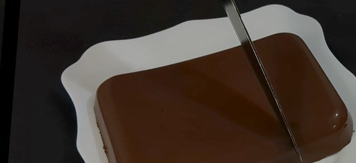 1. Этап. Шоколадное желе на агар-агаре: Подача: Выньте застывшее шоколадное желе из формы. Разрежьте на кусочки