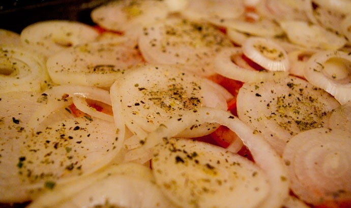 1. Этап. Мясо по-французски из филе курицы: 3. Затем - слой помидорок и лука (тонкими колечками). Посыпаем все это тертым сыром.