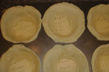 1. Этап. Жульен в корзиночках из теста: 3. Пока жарятся грибы можно сделать корзинки из теста. Для этого следует вручную каждую слепить. Форму и размер выбирайте сами.