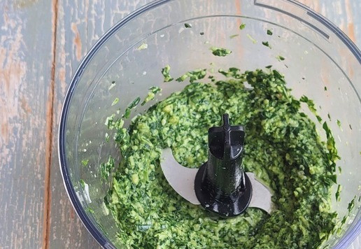 1. Этап. Булочки, запеченные со шпинатом и сыром: Измельчить.