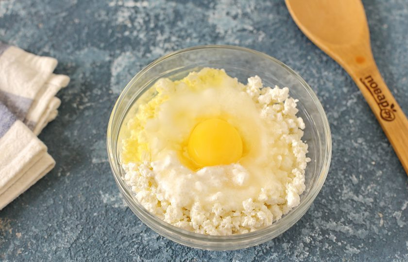 1. Этап. Налистники без муки: В глубокой миске соедините творог, одно яйцо и сметану. Добавьте сахар по вкусу.