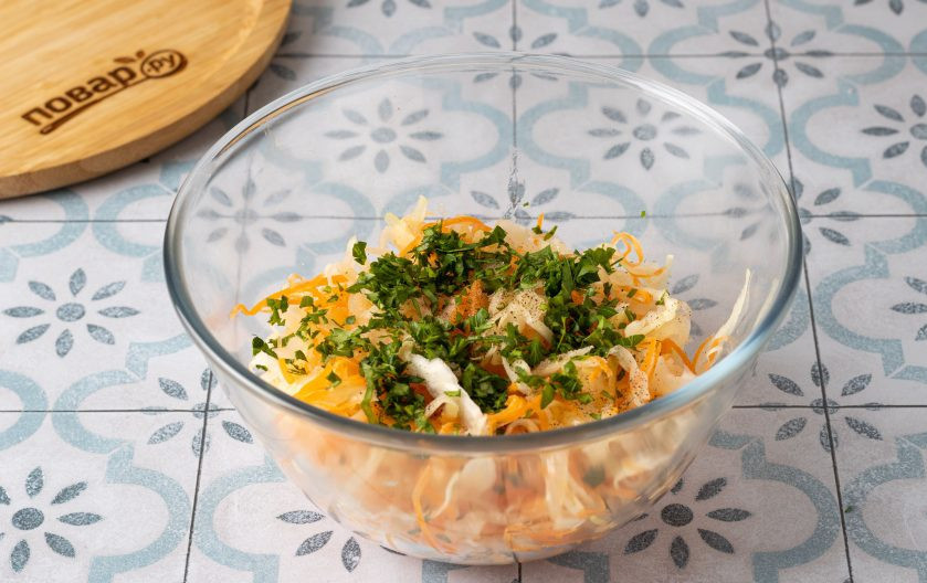 1. Этап. Салат из свежей капусты и моркови: Добавьте соль, сахар, молотый перец, растительное масло, лимонный сок и мелко порубленную петрушку. Все перемешайте.