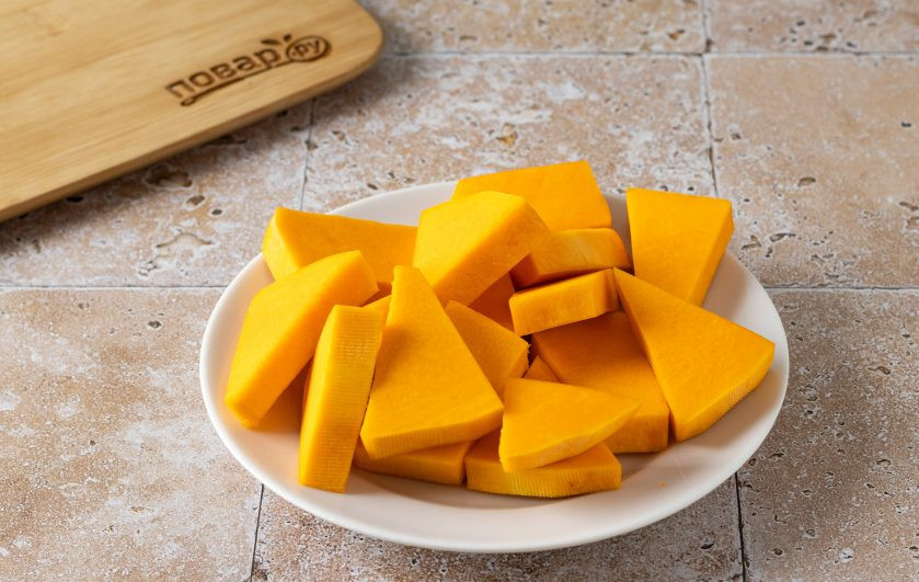 1. Этап. Тыква запеченная Оранжевое солнце: Тыкву помойте, очистите от кожуры, удалите семечки. Нарежьте ломтиками средней толщины. Я использую уже подготовленную тыкву.