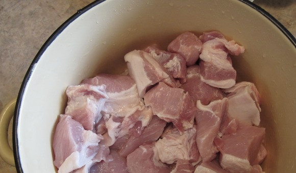 1. Этап. Мцвади: Мясо промываем и нарезаем на небольшие порционные кусочки.