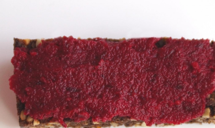 1. Этап. Бутерброд с сельдью Просто и вкусно: 7. Свекольной намазкой покрываю каждый кусочек хлеба.