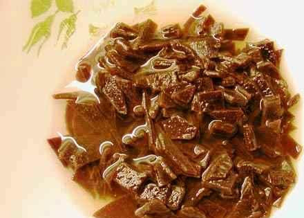 1. Этап. Лаванги: Затем берем нашу пластинку лавашаня (это кислые сливы, высушенные в пластинку; сразу скажу, без них блюдо не получится), ножом или ножницами измельчаем и замачиваем в кипятке минут на 5-10 до размокания.