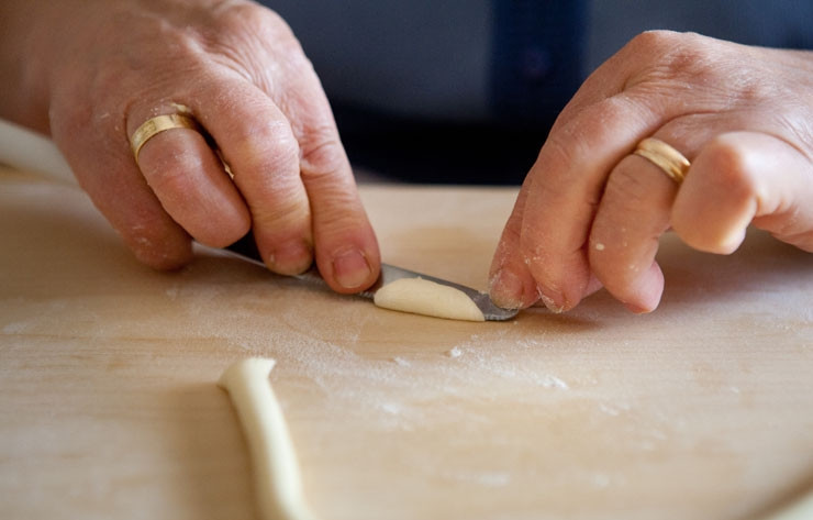 1. Этап. Орекьетте: 3. Небольшим ножом проведите от края до края, придавая форму ушка.