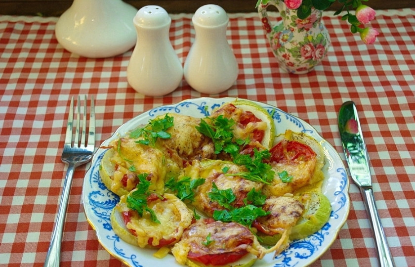 1. Этап. Кабачки с помидорами и сыром в духовке: Я, к примеру, солила и перчила блюдо в самом конце. Разогрейте духовку до 200 градусов. Выпекайте кабачки в духовке около 10-15 минут.