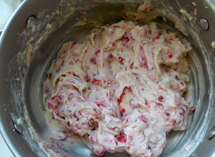 1. Этап. Летний ягодный пирог: Перемешайте аккуратно обе массы.