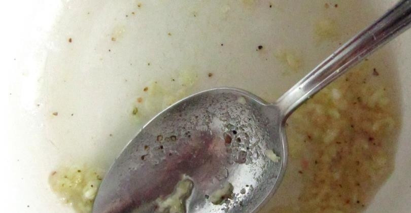 1. Этап. Рецепт запеченной курицы с картофелем: Для маринада курицы смешайте 1 ст.л. масла, пропущенные через пресс 2 зубчика чеснока, соль и перец. Все перемешайте.