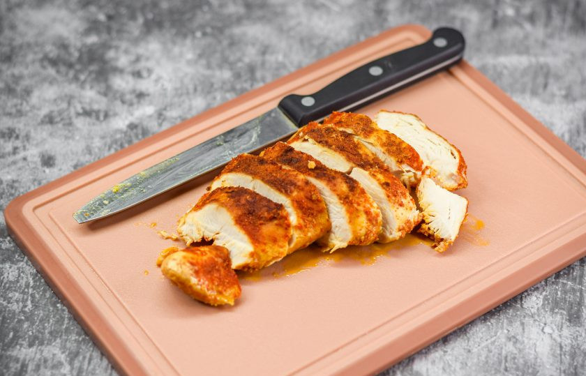 1. Этап. Салат с жареной куриной грудкой и овощами: Спустя время фольгу уберите, грудку нарежьте кусочками.